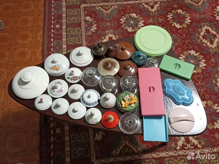 Крышки от посуды, карболитовых шкатулок