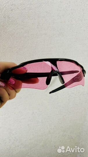 Розовые спортивные очки