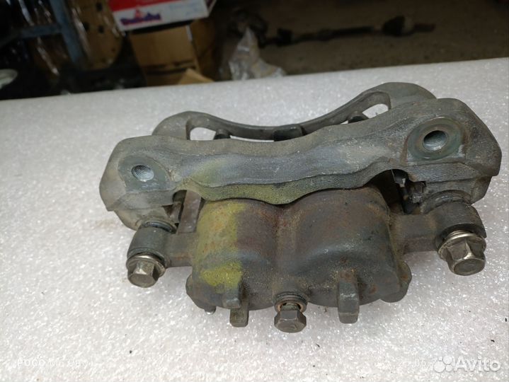 Суппорт тормозной пер. Mitsubishi Grandis chariot