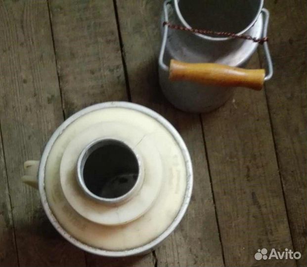 Алюминиевые бидоны и кастрюлька для молока