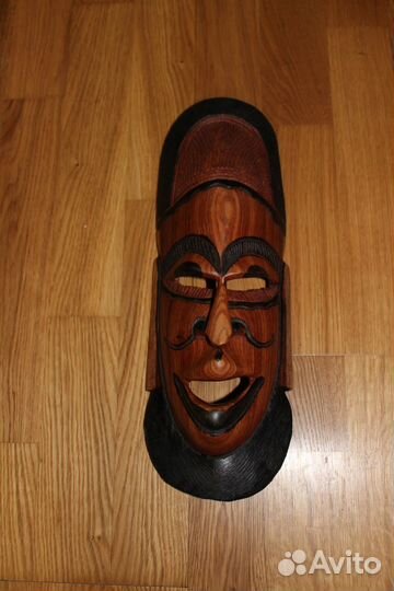Африканские маски из красного дерева