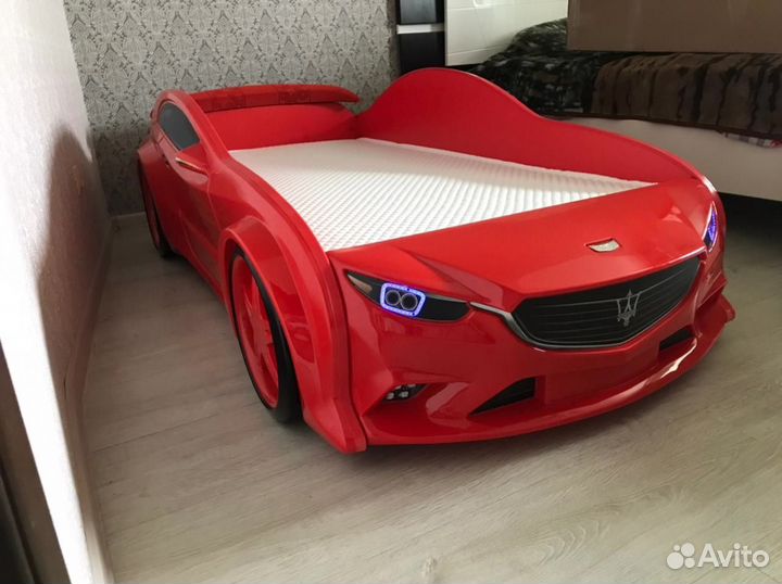 Детская кровать машина