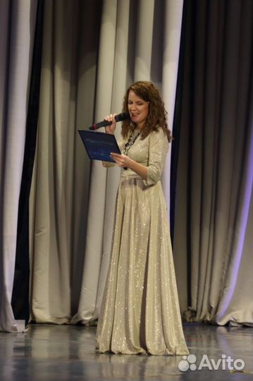 Ведущая на праздник