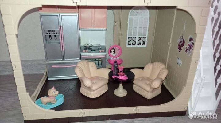 Кукольный домик с мебелью
