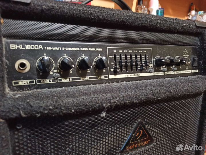 Басовый комбоусилитель Behringer Ultrabass BXL1800