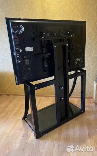 Стеклянная подставка под телевизор