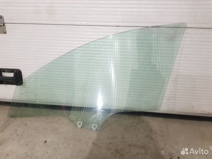 Мазда 3, стекло передней правой двери 2010год