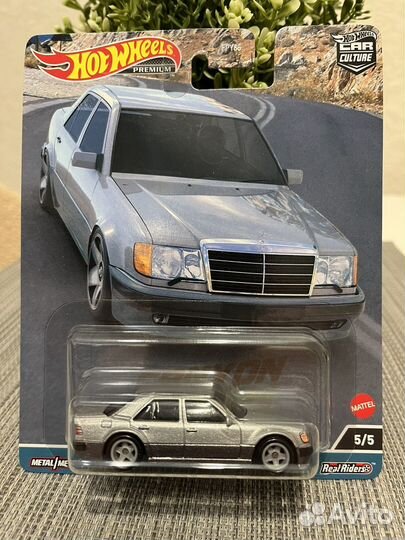 Hot wheels premium mercedes-benz 500e