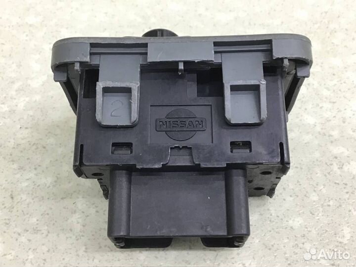 Переключатель регулировки зеркала Nissan Sunny (B13) 1990-1995г 2557091L00