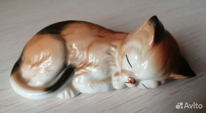 Спящая кошка фарфор