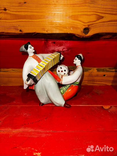 Фарфоровая статуэтка пляски С гармошкой