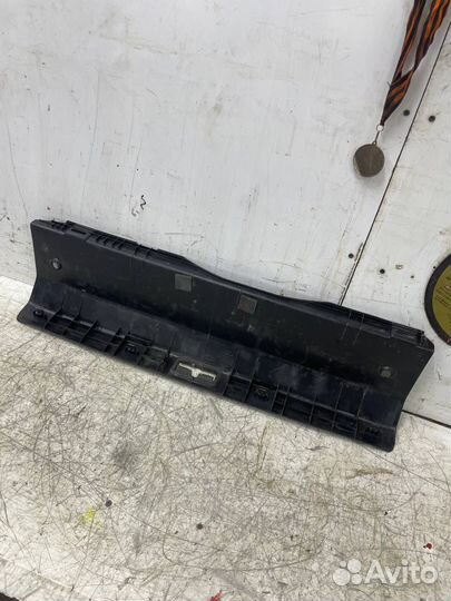 Накладка замка багажника Hyundai Elantra XD 3