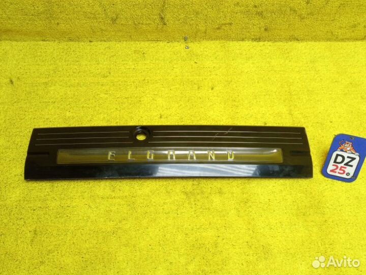 Накладка на дверь багажника задняя Nissan