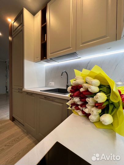 Угловая кухня под потолок на заказ