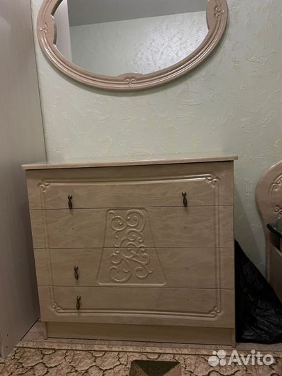 Комод с зеркалом