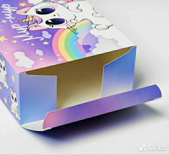 Картонная коробка подарочная