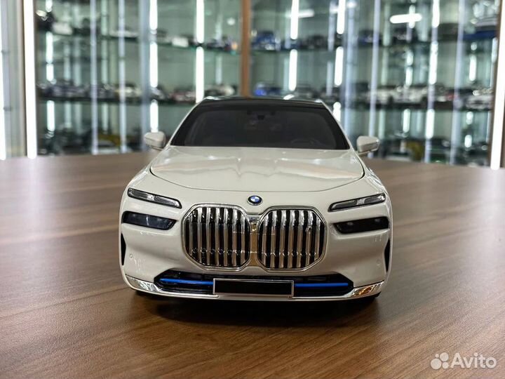 BMW i7 White Metallic 1:18 Minichamps
