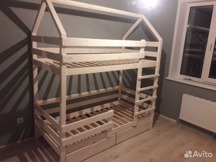 Кровать двухьярусная