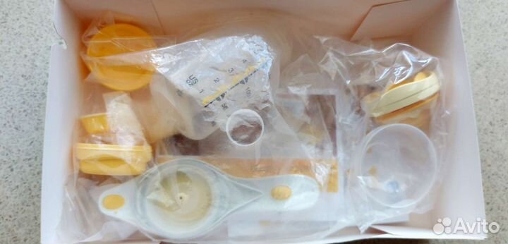 Молокоотсос ручной Medela с вкладышами