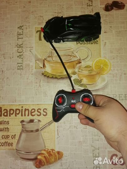 Ездит по стене машина