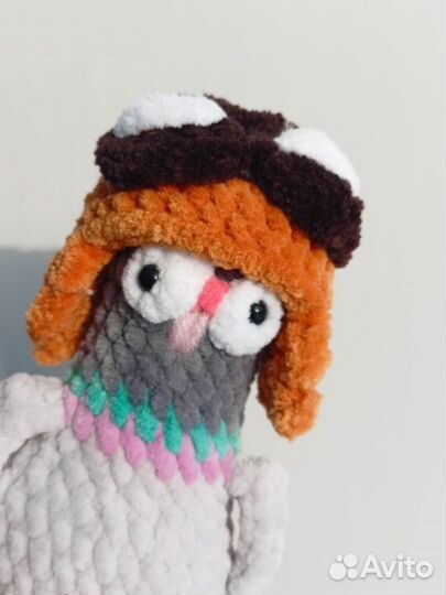 Вязаная игрушка птица В военной шапке
