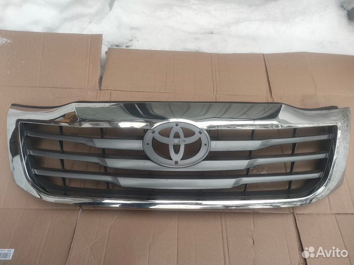 Решетка радиатора Toyota Hilux VII 2011-2015г