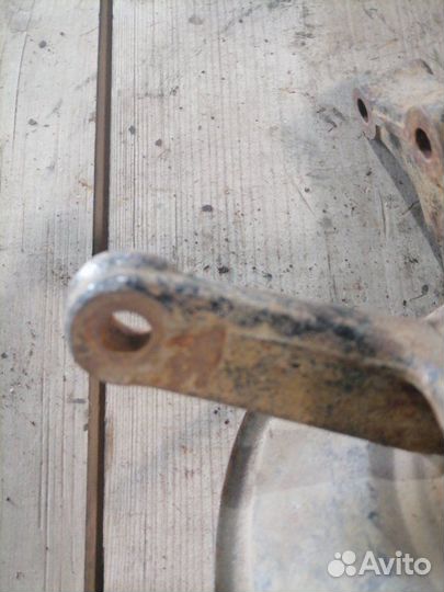 Кулак поворотный передний левый Nissan Almera B10