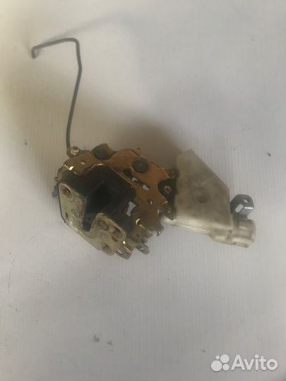 Замок двери передний левый Nissan Cefiro A33