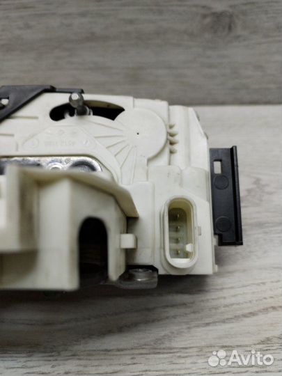 Замок двери передний правый Mercedes Sprinter 906