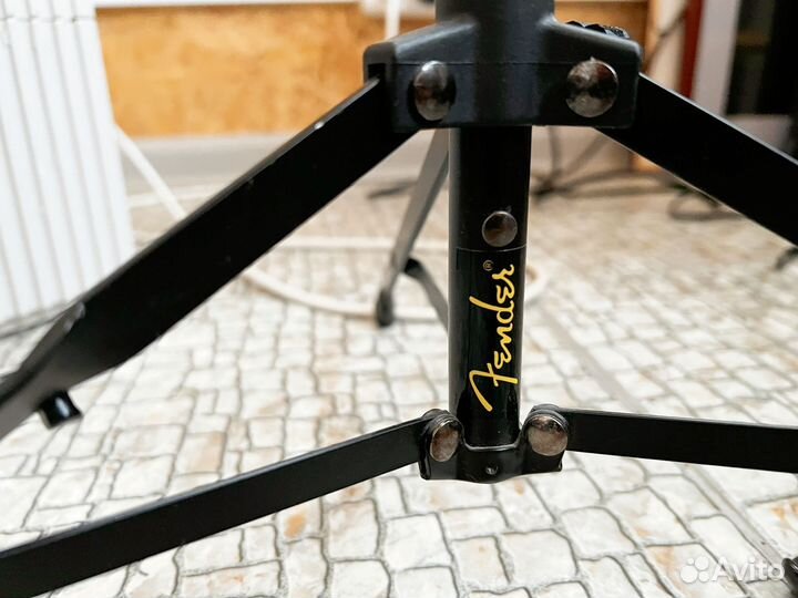 Подставки Fender под гитары (электро и акустика)