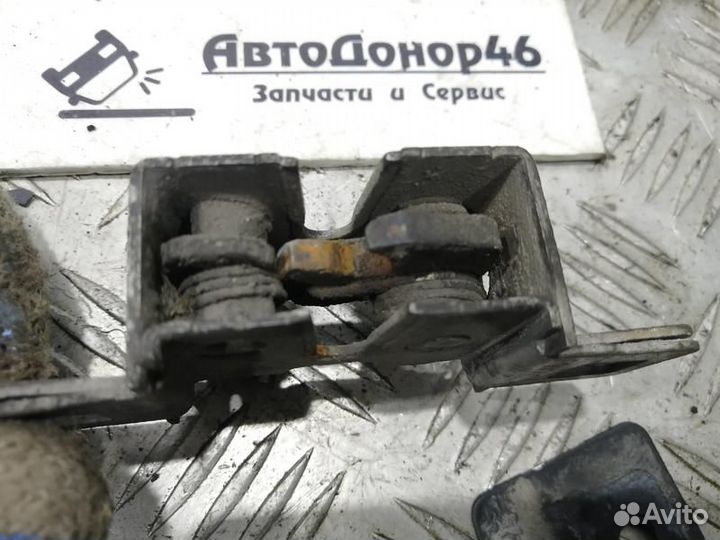 Замок капота левый Range Rover Sport 1, L320