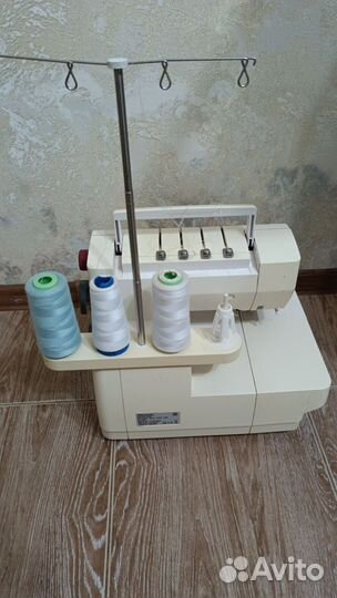 Швейная машина оверлок