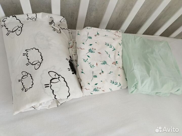 Детская кроватка с маятником