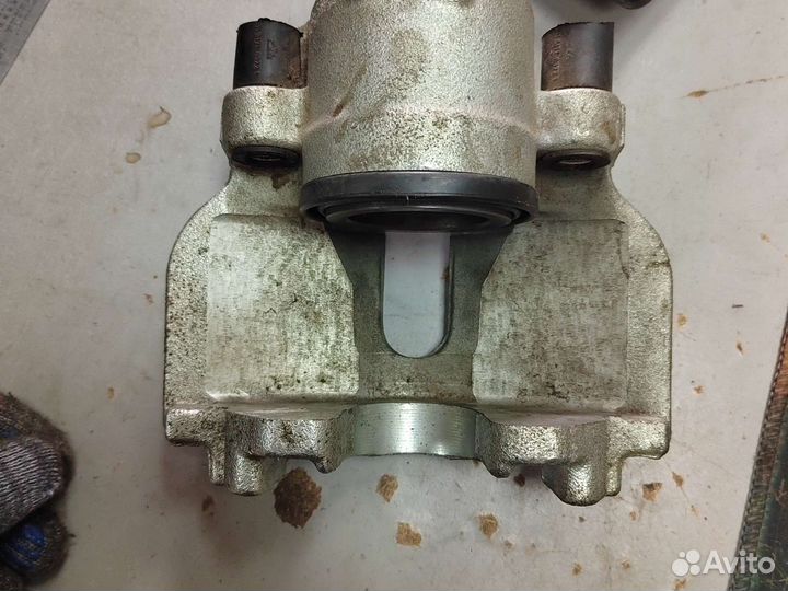 Суппорт передний левый audi 100 C4 A6 C4