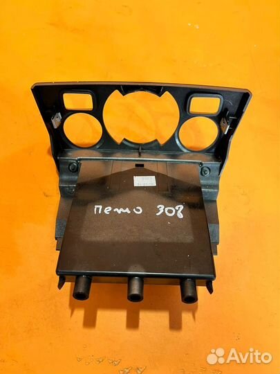 Рамка блока управления печки на Peugeot 308