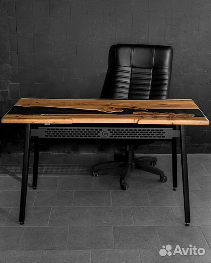 Стол из эпоксидной смолы