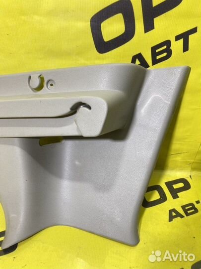 Обшивка багажника задняя правая Renault Sandero