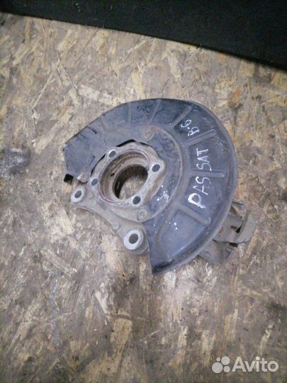 Кулак поворотный передний правый Volkswagen Passat