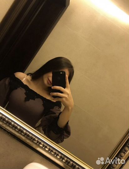 Платье с открытыми плечами