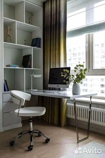 Рабочая зона у окна стол