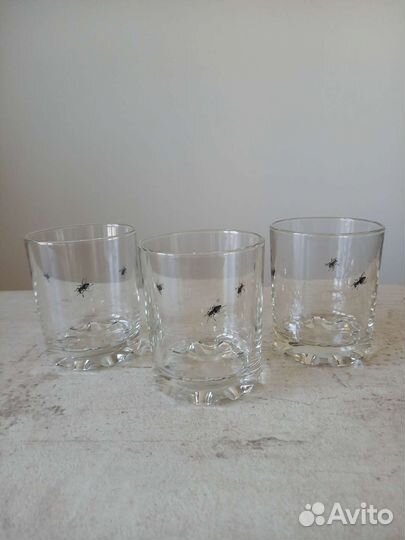 Стакан с мухами