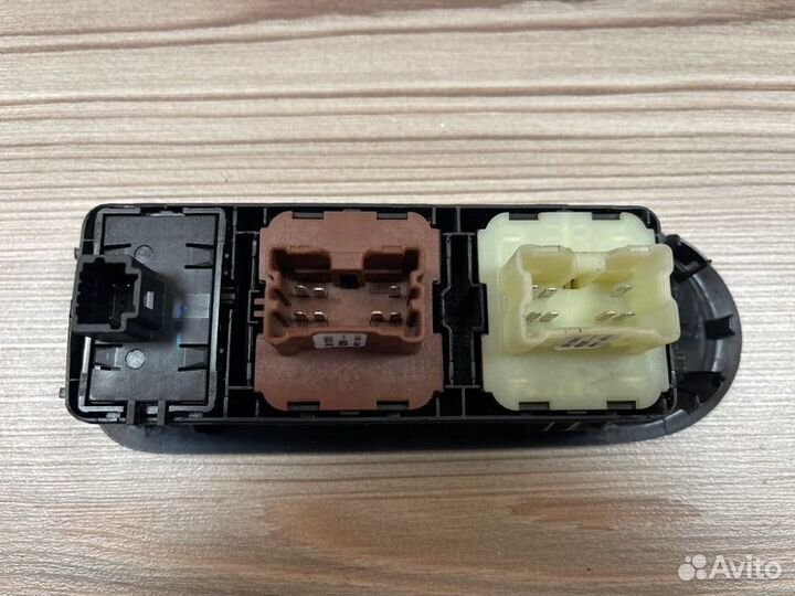 Блок управления стеклоподъемниками передний левый