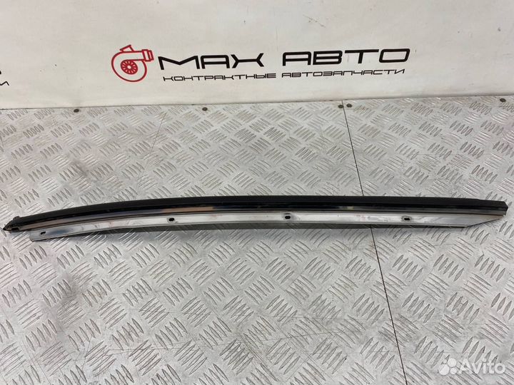 Б/У накладка лобового стекла (молдинг) передний