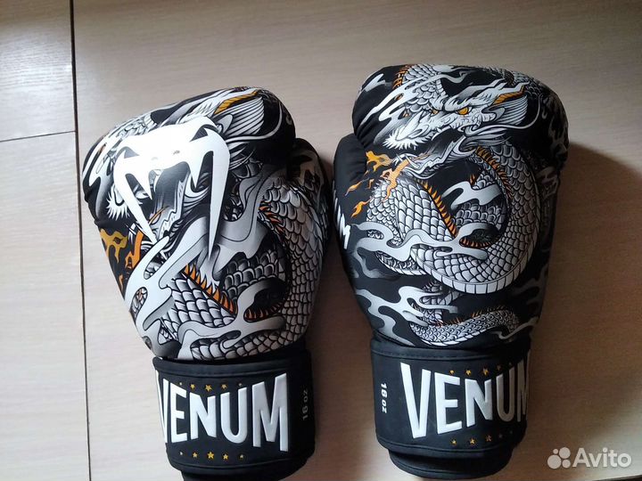 Боксерские перчатки Venum