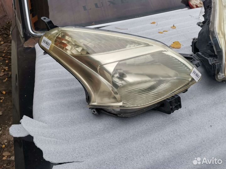 Фара левая/правая Toyota Ractis NCP100