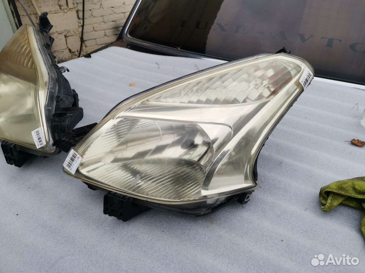 Фара левая/правая Toyota Ractis NCP100