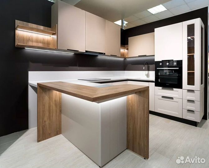 Угловая в потолок кухня на заказ