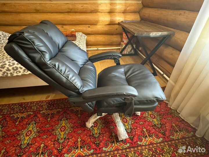 Офисное кожаное кресло руководителя