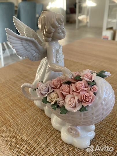 Ангел девочка с розами фарфор Pavone Италия