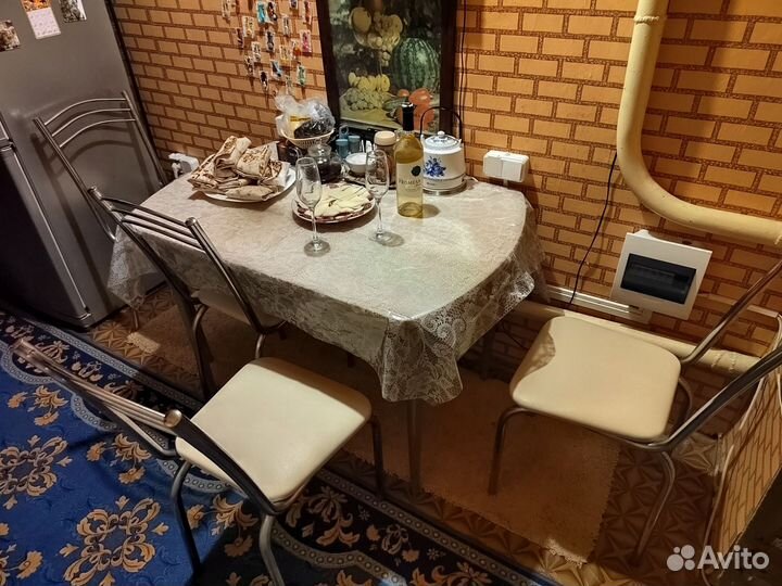 Обеденная группа стол(раздвижной) и 4 стула(новые)